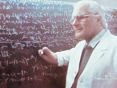 Burkhard Heim vor der Formeltafel