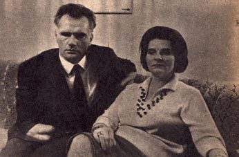 Burkhard und Gerda Heim auf dem Sofa