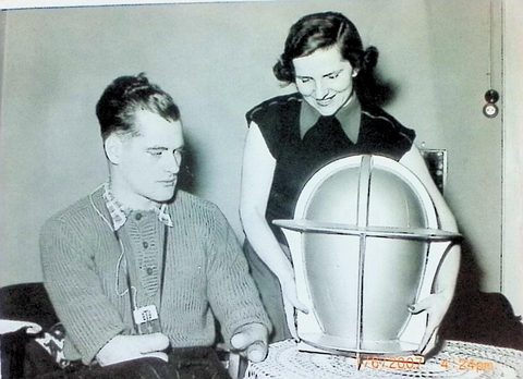 Burkhard und Gerda Heim mit einem Raumschiffmodell