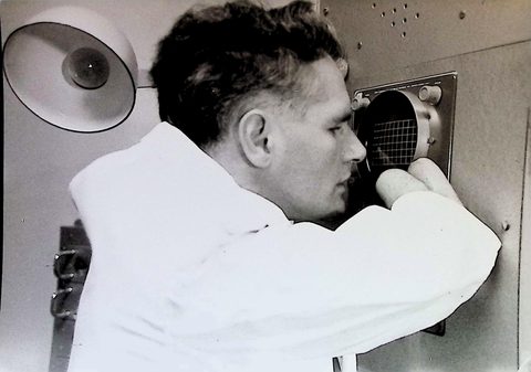 Junger Mann am Oszilloskop im Labor